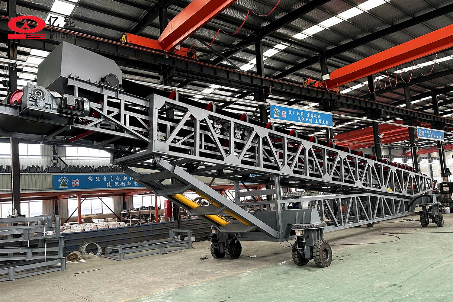 大型智能四驅(qū)輪式輸送機(jī)